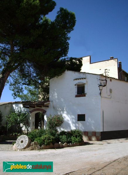 Can Palau, des de fora el patí