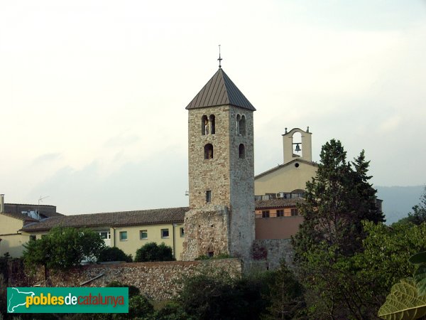 Campanar, darrera del qual es veu l'Església (a la dreta) i la banda posterior de la rectoria (a l'esquerra)