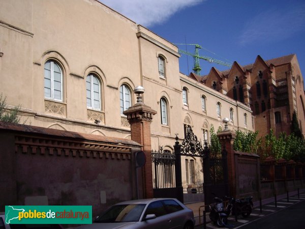 Escola Pia, façana de l'escola i església de Sant Agustí (a la dreta)