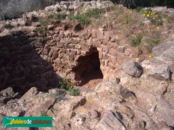 La Torre Roja, accés a l'interior de la torre per un forat