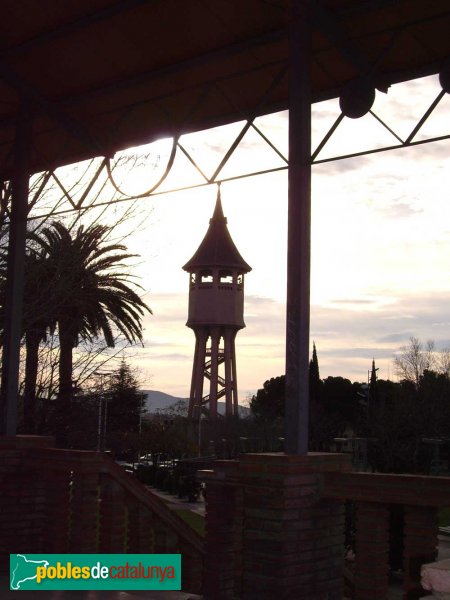 La Torre de l'Aigua, fotografiada des de la glorieta del Taulí