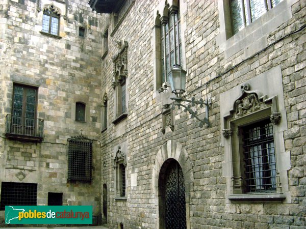 Barcelona - Casa dels Canonges de la plaça de la Pietat