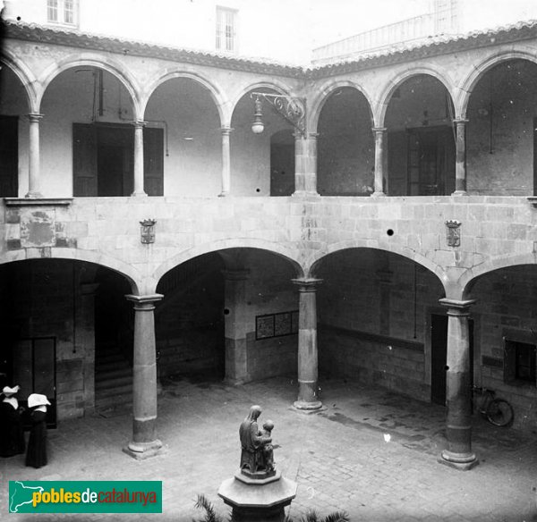 Barcelona - Pati Manning (Foto: Josep Salvany - Fons Salvany, Biblioteca de Catalunya, 1915) Barcelona - Pati Manning