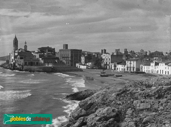 Sitges - Vista del poble amb l'església