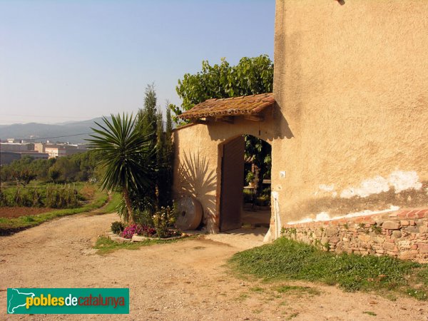 Porta de Can Santpere,  masia que està unida a l'ermita