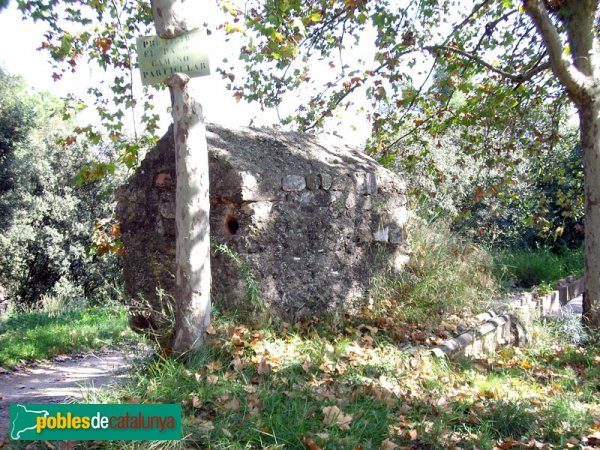 Petit edifici prop de la masia, segurament, per a controlar el canal d'aigua