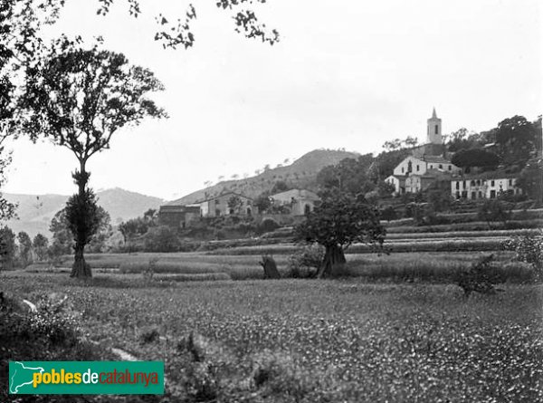 Sant Cebrià de Vallalta - Vista del poble i l'església