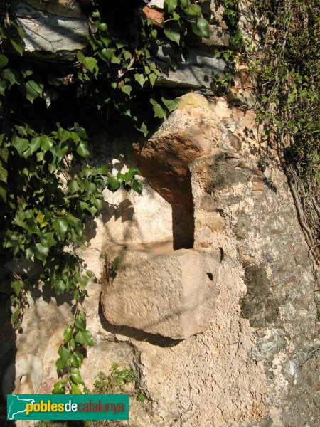 El Bruc - Sant Miquel de Vilaclara, pica exterior (Foto: Albert Esteves, 2009) El Bruc - Sant Miquel de Vilaclara, pica exterior