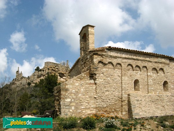 Bellprat - Sant Jaume de Queralt, amb el castell al fons (Foto: Albert Esteves, 2009) Bellprat - Sant Jaume de Queralt, amb el castell al fons