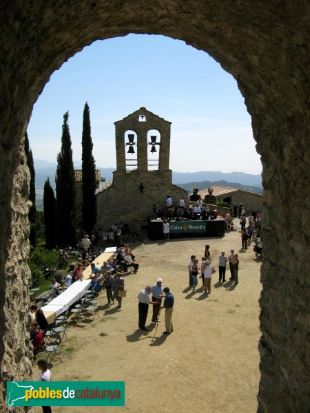 Santa Margarida de Montbui - Santa Maria de la Tossa, des del castell, en dia d'aplec