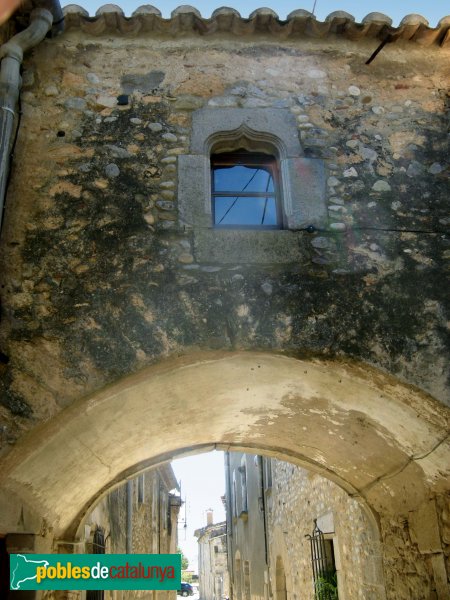 Torroella de Fluvià - Can Sopa, pont sobre el carrer