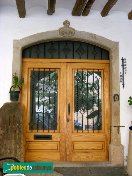 Blancafort - Cal Saumell (Cal Po), porta principal (Foto: Albert Esteves, 2009) Blancafort - Cal Saumell (Cal Po), porta principal
