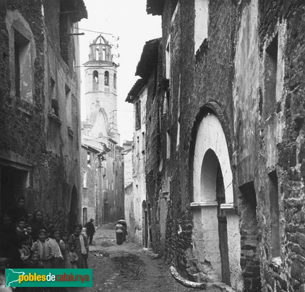 Sarral - Carrer amb l'església al fons