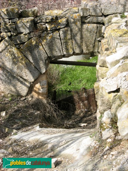 Passanant i Belltall - Glorieta, restes d'un antic portal