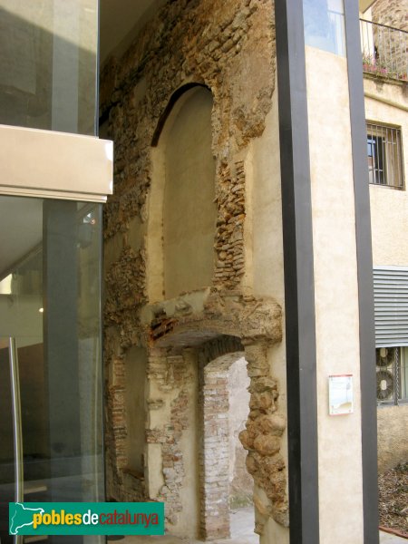 Terrassa - Restes de muralla (Foto: Albert Esteves, 2010) Terrassa - Restes de muralla