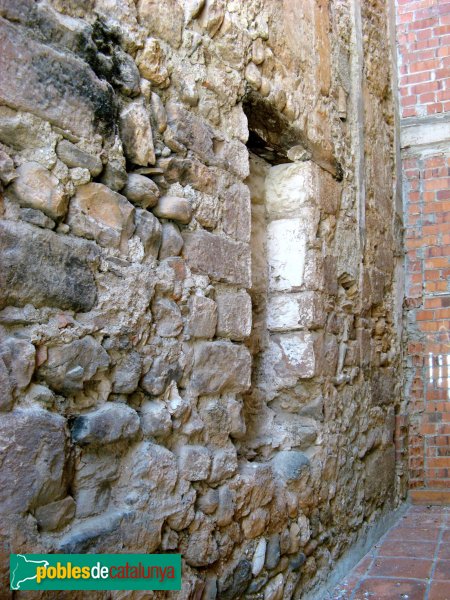 Terrassa - Restes d'una torre de la muralla (Foto: Albert Esteves, 2010) Terrassa - Restes d'una torre de la muralla