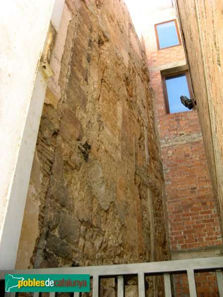 Terrassa - Restes d'una torre de la muralla (Foto: Albert Esteves, 2010) Terrassa - Restes d'una torre de la muralla