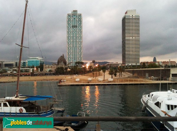 L'Hotel Arts (esquerra) i la Torre Mapfre (dreta), vistes des de l'escollera del Port Olímpic