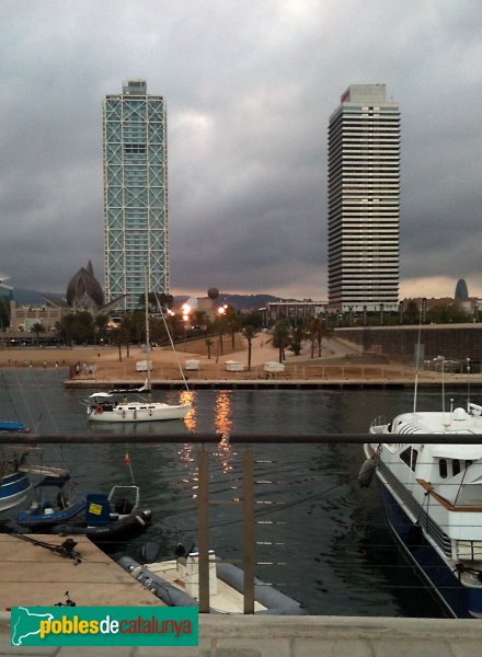 L'Hotel Arts i la Torre Mapfre, vistes des de l'escollera del Port Olímpic