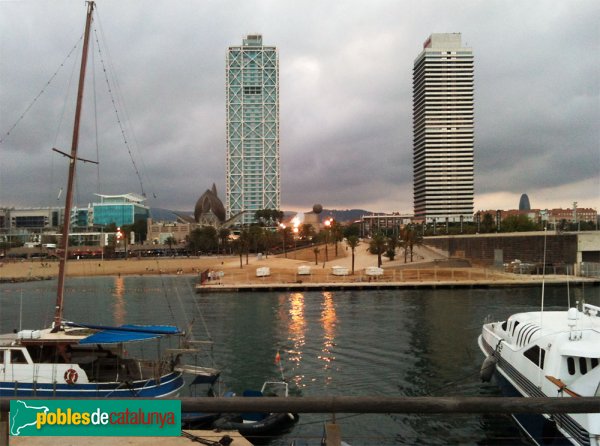 L'Hotel Arts i la Torre Mapfre, vistes des de l'escollera del Port Olímpic