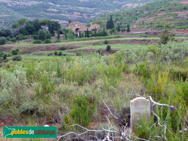 Sant Llorenç Savall - El Romeu. En primer terme, la llinda amb el mas d'Agramunt