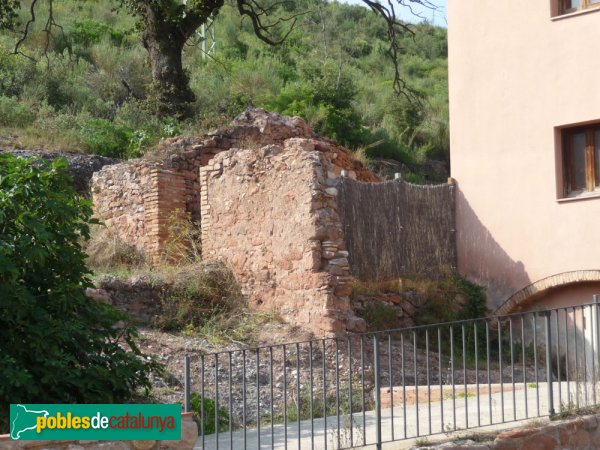 Sant Llorenç Savall - La Muntada, edifici no restaurat a l'esquerra del principal