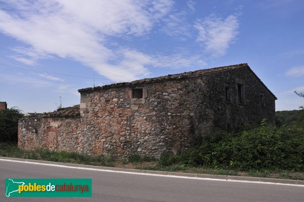 Masia del Forn del Vidre, lateral a llevant, amb porta tapiada que accedia al Camí Ral