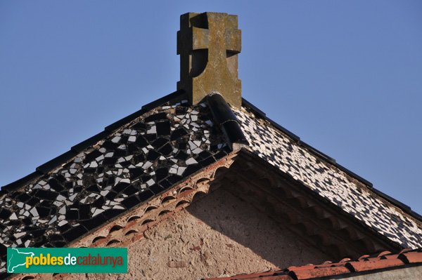 Cementiri de Palau-solità, detall creu damunt la porta