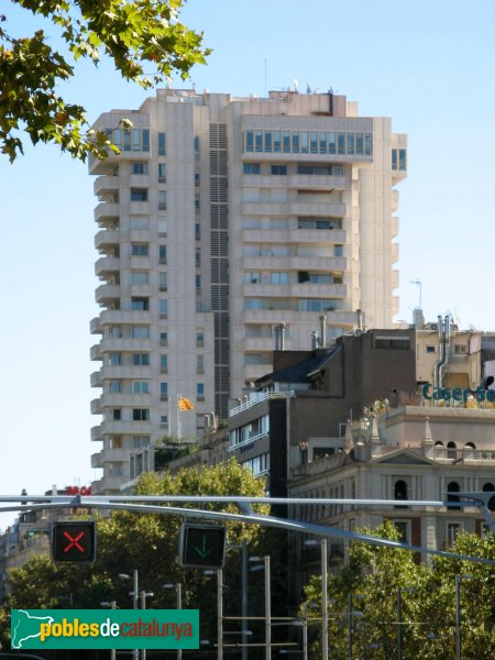 Barcelona - Edifici Talaia. Al davant, part d'un pòrtic senyalitzador de Santiago Calatrava