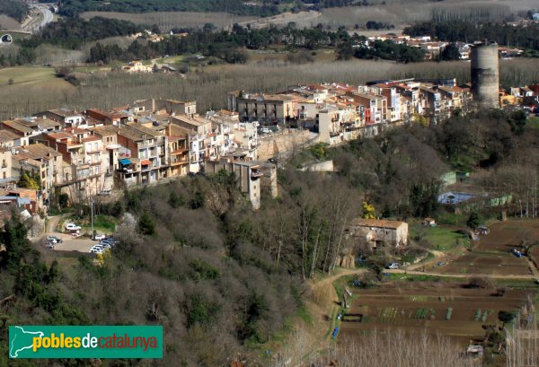 Hostalric - El molí, amb el poble al damunt