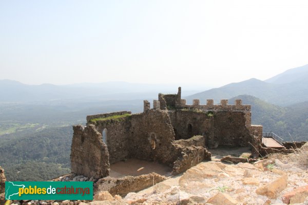 Arbúcies - Castell de Montsoriu, capella de Sant Pere, recintes romànic i gòtic