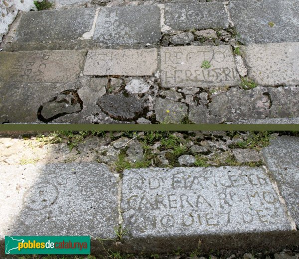 Arbúcies - Església de Sant Mateu de Joanet, làpides a les escales de l'església