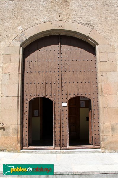 Osor - Església de Sant Pere, portada (Foto: Albert Esteves, 2011) Osor - Església de Sant Pere, portada