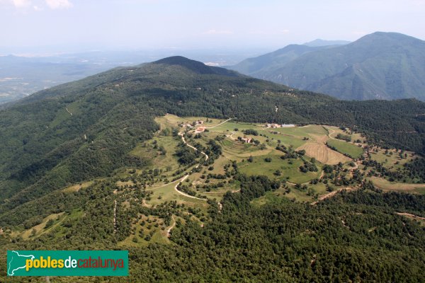 Susqueda - La vall de Fornils, amb l'església de Sant Martí i unes poques cases