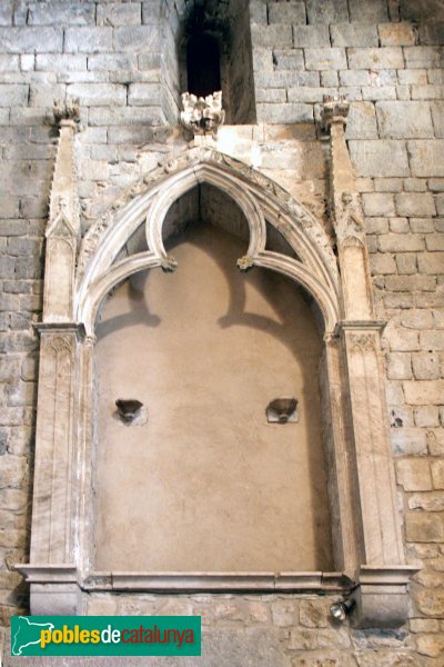 Vilabertran - Església de Santa Maria, sepulcre de l´abat Rigald