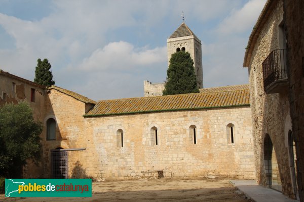 Vilabertran - Paati del palau abacial, amb el monestir al fons