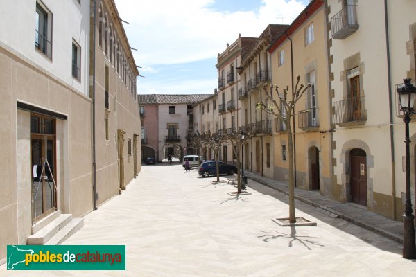 Amer - Rambla del Monestir, amb Can Mon al fons