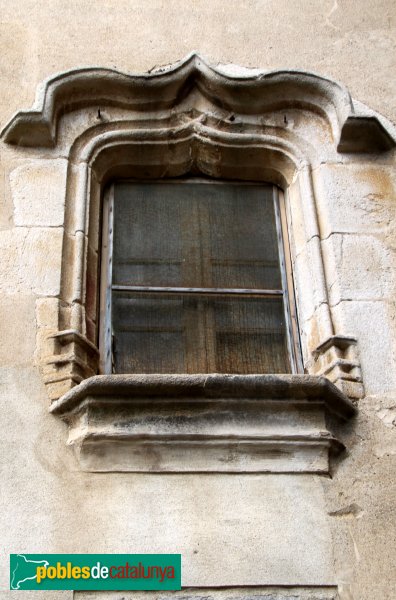 Sant Pere Pescador - Casa Caramany, finestra conopial (Foto: Albert Esteves, 2012) Sant Pere Pescador - Casa Caramany, finestra conopial