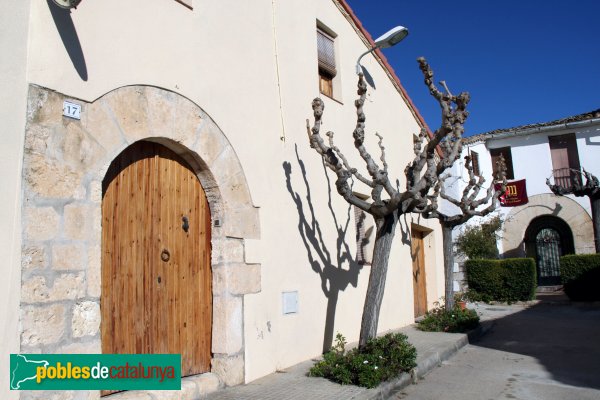 Avinyonet del Penedès - L'Arboçar de Dalt, Cal Xic i, al fons, Cal Torrents