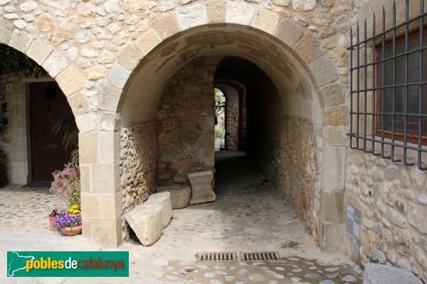 Ventalló - Carrer porxat de Vila-robau