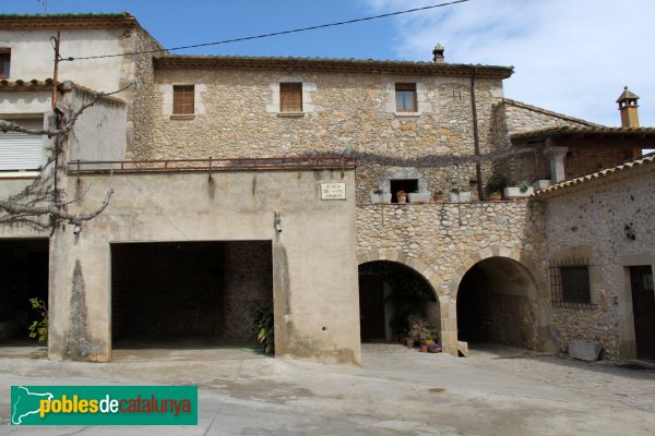 Ventalló - Plaça de Sant Andreu de Vila-robau, arcades on comença el carrer porxat