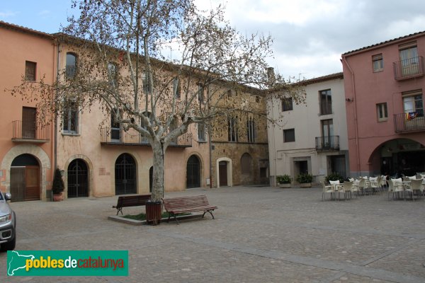 Bàscara - Plaça Major amb can Vidalic al fons (Foto: Albert Esteves, 2013) Bàscara - Plaça Major amb can Vidalic al fons