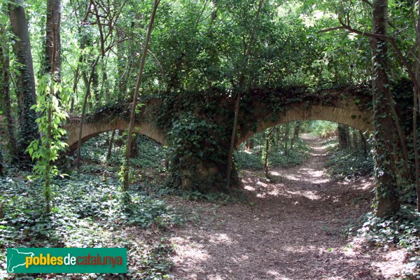 Pacs - Pont vell prop de l'església de Sant Genís