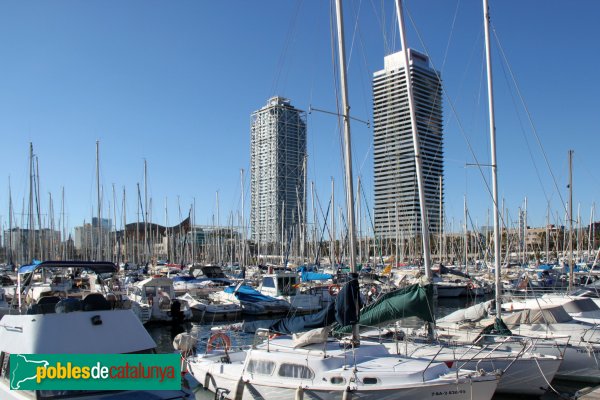 L'Hotel Arts i la Torre Mapfre, vistes des del Port Olímpic