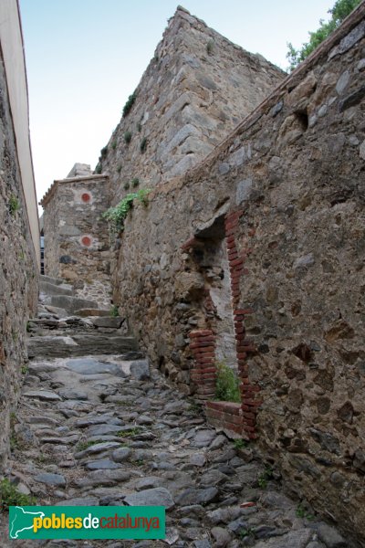 Cantallops - Un carrer empedrat dels afores