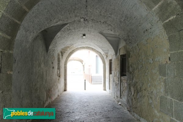 La Jonquera - Plaça Major, porxo de l'Ajuntament