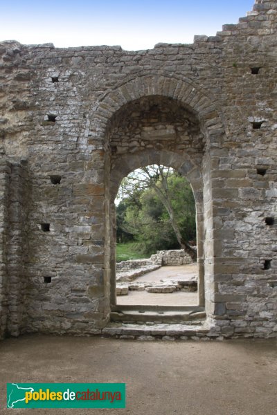 Albanyà - Monestir de Sant Llorenç de Sous, porta des de l'interior