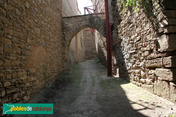 Cervera - Castellnou d'Oluges, arc sobre un carrer