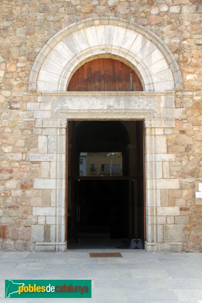 Sant Feliu de Guíxols - Església: porta lateral (Foto: Albert Esteves, 2012) Sant Feliu de Guíxols - Església: porta lateral
