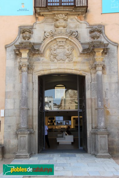 Sant Feliu de Guíxols - Monestir, porta de l'ala barroca (Foto: Albert Esteves, 2012) Sant Feliu de Guíxols - Monestir, porta de l'ala barroca